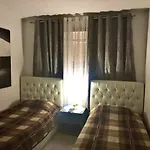 Cozzy Cottage, In Center Of شقة