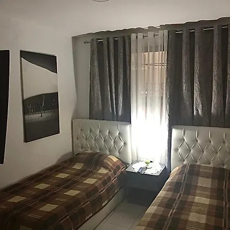 Cozzy Cottage, In Center Of