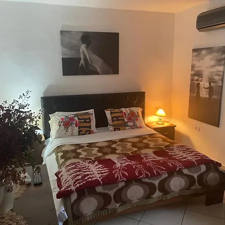 Апартаменты Cozzy Cottage, In Center Of *